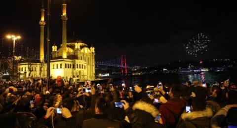 شاهد بالصور.. مظاهر الاحتفال بالعام الجديد 2018 بين مدن تركيا